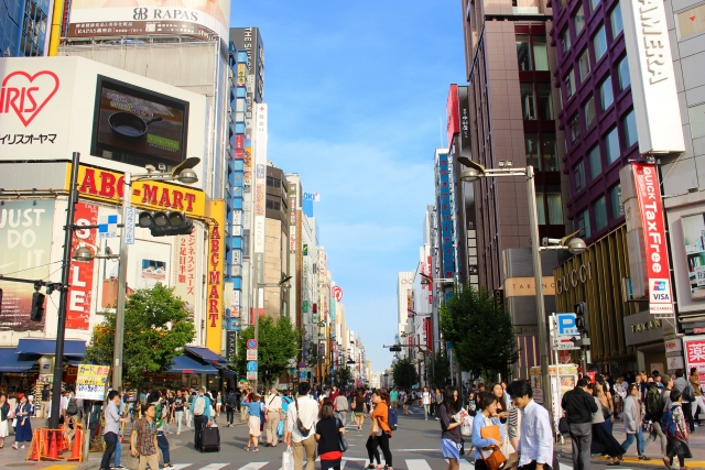 新宿－休日の賑わう新宿東口